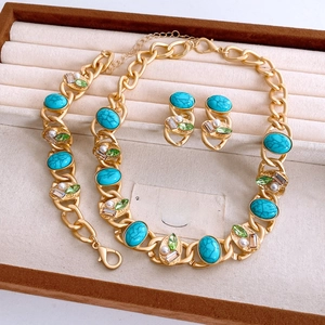 Detailsatz aus Goldlegierungskette, Armband und Ohrringen mit grünem Türkisstein