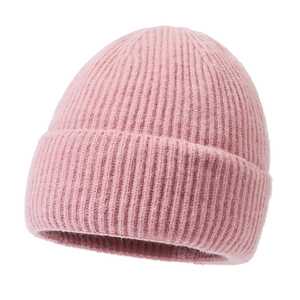 Bonnet en tricot rose pour l'hiver avec une texture de laine douce sur un fond blanc pur