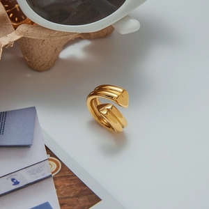 Nahaufnahme eines zweilagigen goldenen Edelstahlrings mit poliertem, verstellbarem Design