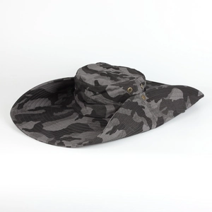 Détail du chapeau de soleil camouflage extérieur avec large bord et boutons pressions