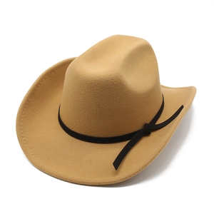 Détail du chapeau de cowboy en feutre de laine camel avec large bord et ruban noir