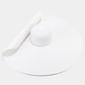 Dettaglio di cappello di paglia bianco a tesa larga con trama intrecciata e bordo flessibile