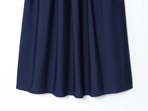 Vue détaillée de l'ourlet plissé sur une robe bustier en popeline bleu marine