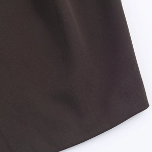 Gros plan sur le tissu en sergé marron foncé montrant la texture détaillée et la qualité