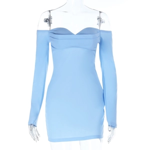 Vista frontale vestito attillato azzurro con spalle scoperte, scollo a cuore e maniche