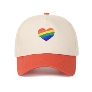 Dettaglio del cappellino da baseball a 5 pannelli ricamato con cuore arcobaleno beige e arancione