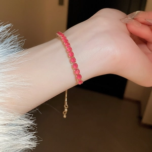 Détail du bracelet tennis en cristal rose avec fermoir doré ajustable au poignet