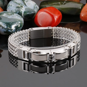 Vue détaillée du bracelet en acier inoxydable pour hommes avec pierre noire incrustée