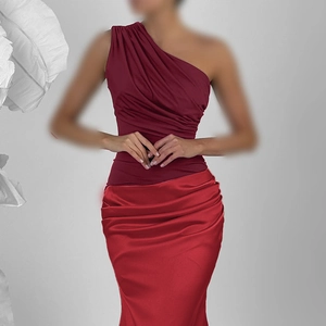 Détail de la robe de soirée bordeaux à une épaule avec taille plissée et jupe sirène en satin