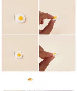 Detalle macro de modelos de huevos fritos de PVC en tamaños de 2,5 cm y 1,5 cm de diámetro