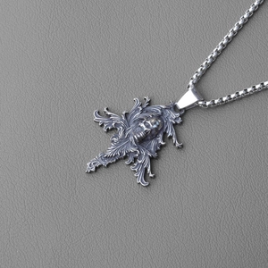 Collana gotica con teschio in acciaio inossidabile e motivi barocchi su sfondo grigio scuro