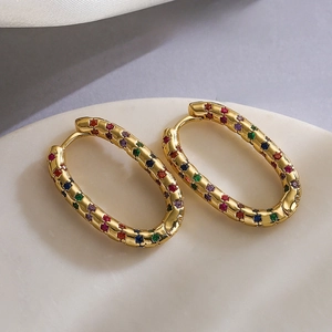 Pendientes de aro geométricos bañados en oro con circonitas arcoíris de estilo retro