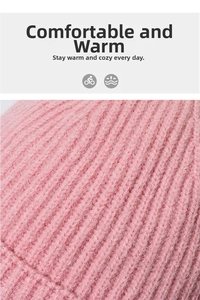 Gros plan du bonnet en tricot rose à larges côtes montrant la texture et le tissu chaud