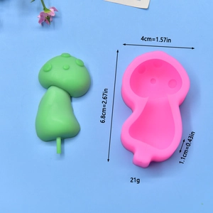Moule à sucettes en silicone en forme de champignon avec produit fini sur fond bleu