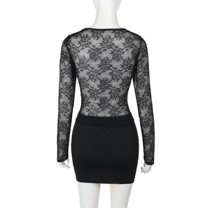 Vue arrière d'une robe courte noire élégante en dentelle avec détails ajourés sexy