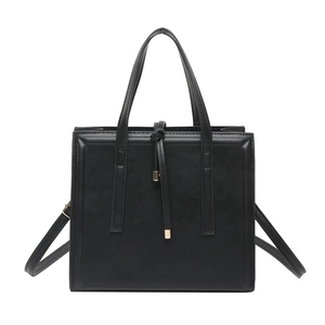 Borsa a mano quadrata in pelle nera con doppi manici e accento metallico su sfondo bianco