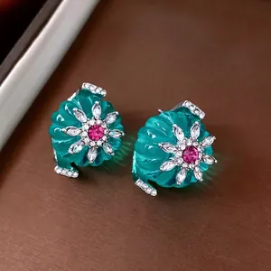 Boucles d'oreilles fleur vintage avec pierre rose et zircon blanc en style rétro