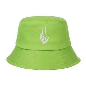 Dettaglio del ricamo a mano di teschio bianco su un cappello bucket verde neon
