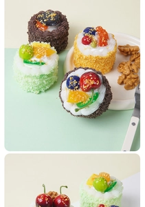Vista detallada de modelos realistas de mini tartas de mousse con frutas y nueces