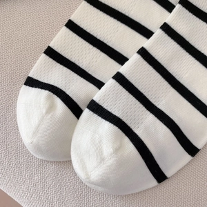 Vue macro détaillée du motif tricoté à rayures et de la couture des orteils sur chaussettes