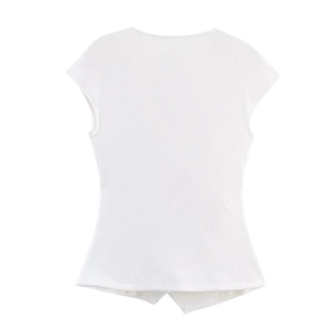 Detalle de camiseta blanca de punto entallada con textura de tela y mangas cortas suaves