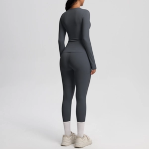 Vue latérale de l'ensemble de yoga gris foncé montrant le tissu brossé mat et les coutures