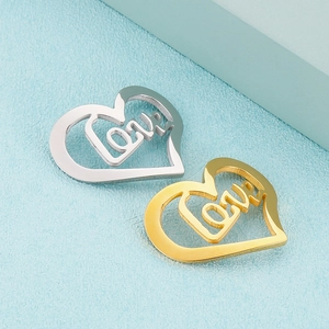 Pendentifs cœur en acier inoxydable avec design love ajouré en coloris or et argent