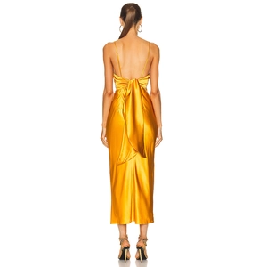 Robe midi élégante en satin doré avec dos nu et un grand nœud sophistiqué