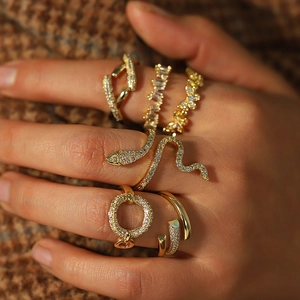 Macro de bagues serpent plaquées or avec zircon et pull en maille au style vintage