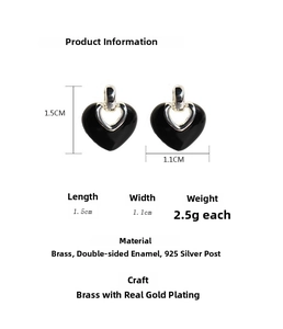 Dettaglio orecchini a cuore in smalto nero con dimensioni 1,5cm x 1,1cm e perni argento