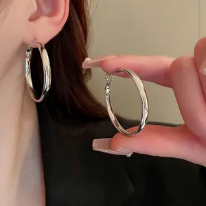 Boucles d'oreilles créoles géométriques minimalistes en argent avec fini poli