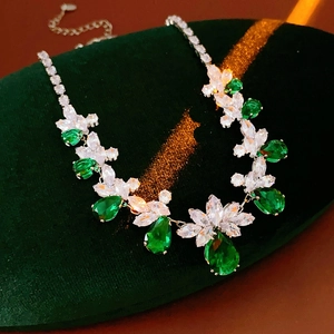 Détail du collier floral en argent avec zircons émeraude et blancs sur velours