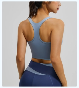 Détail du dos d'un soutien-gorge de sport bleu et d'un legging taille haute avec dos nageur