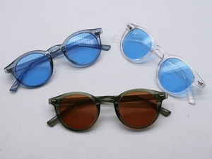 Detailansicht von drei runden Vintage-Sonnenbrillen mit blauen und braunen Gläsern im Set