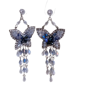 Silberne Schmetterlings-Ohrringe mit blauen Kristallen und eleganten Tropfen-Quasten