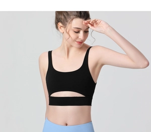 Détail d'un soutien-gorge de sport noir avec col en U et découpe horizontale aérée