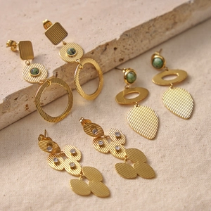 Boucles d'oreilles vintage en plaqué or 18K avec pierres naturelles et gemmes vertes