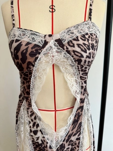 Dettaglio del body leopardato con bordo in pizzo bianco e design con taglio frontale