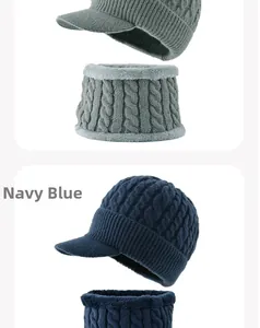 Détail du bonnet d'hiver en tricot bleu marine avec cache-col et texture à torsades