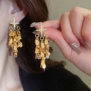 Boucles d'oreilles étoiles dorées à pampilles avec zirconiums et franges d'eau