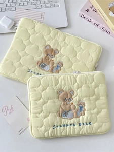 Custodia per iPad trapuntata gialla con ricamo a orsetto e logo SOZAKKA BEAR di classe