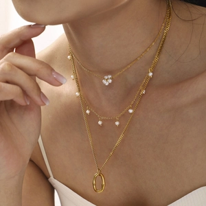 Three-layer 18K gold plated stainless steel necklace with white pearls and oval pendant