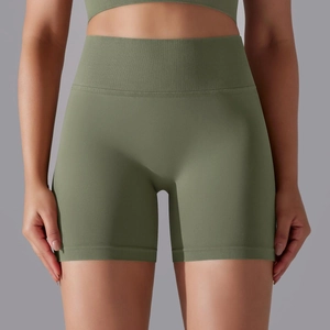 Détail du short de yoga vert olive sans couture avec taille haute et bande de compression