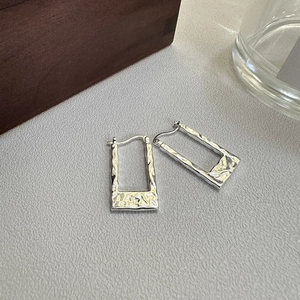 Orecchini a cerchio rettangolari in argento S925 con texture in metallo martellato