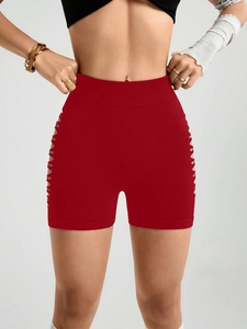 Vue détaillée du short de yoga rouge à taille haute avec découpes latérales et maille sans couture
