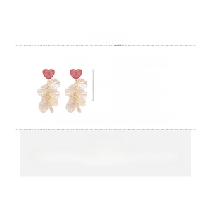 Spécifications des boucles d'oreilles cœur et pétale avec dimensions et matériaux