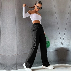 Ensemble haut en tricot blanc à épaules dénudées et pantalon cargo noir pour femme