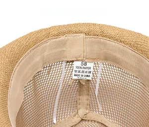Détail de l'étiquette sur chapeau de paille avec taille 58 et matière 100 pourcent papier