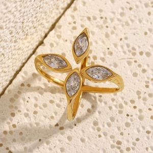 Dettaglio anello a croce placcato oro 18K con quattro cristalli bianchi taglio marquise