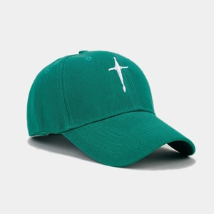 Détail de la casquette verte en coton avec broderie étoile blanche et tissu en sergé texturé